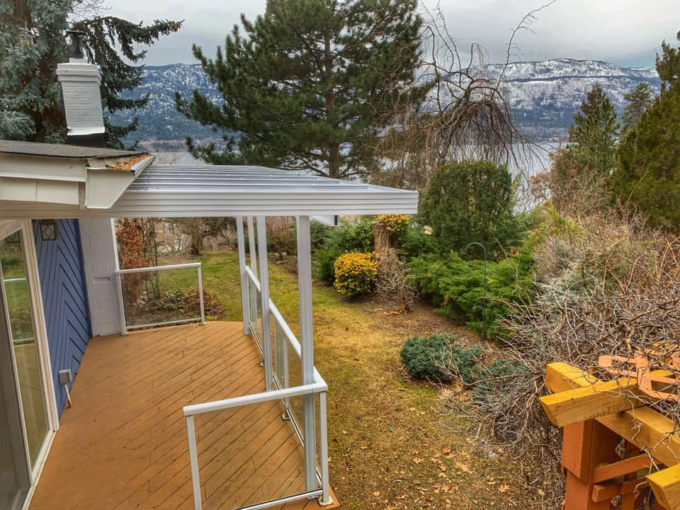 view of side of frosted glass patio cover